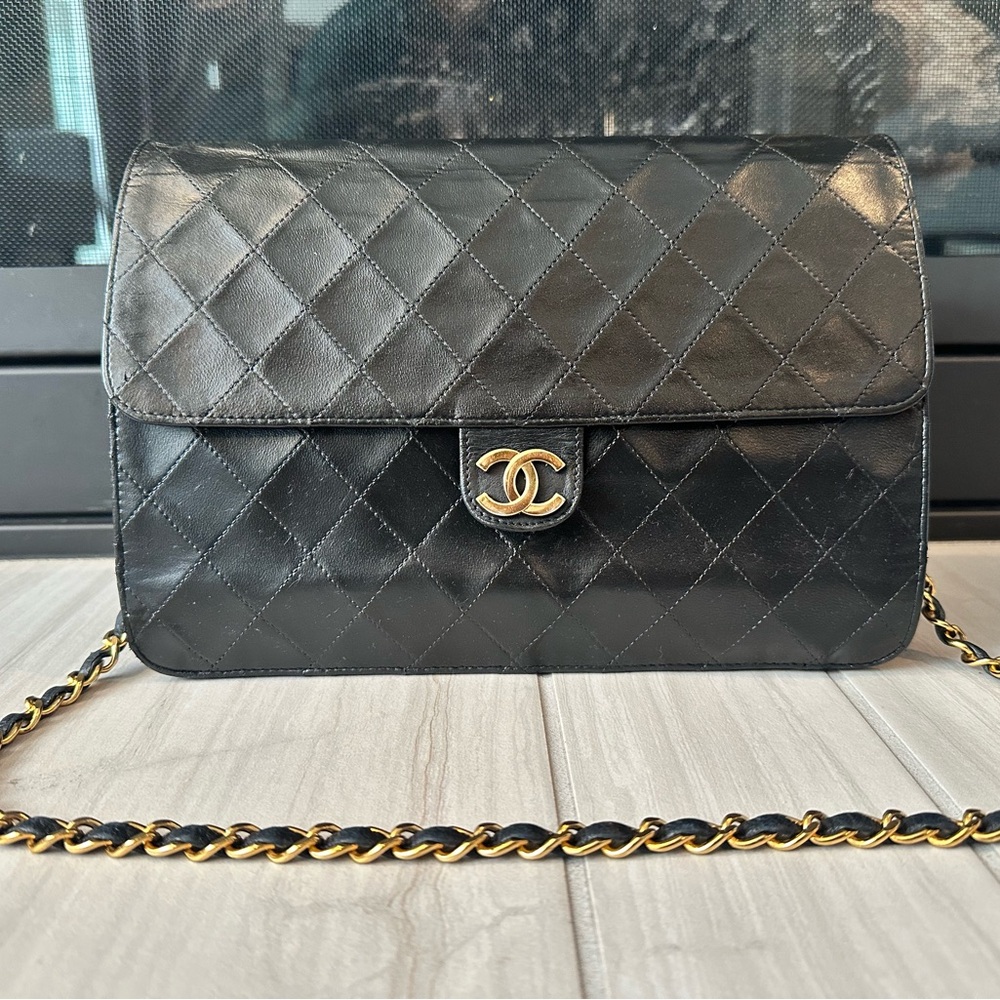 ⭐️RARE CONDITION⭐️ Chanel Medium Classic Flap in Black Quilted Lambskin 24k GHW
